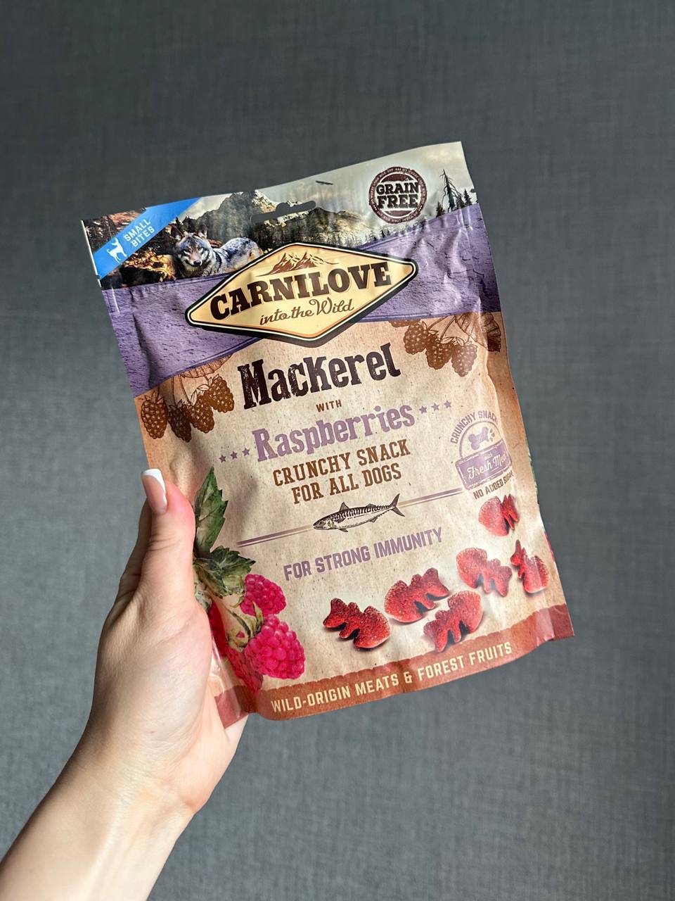 Ласощі для собак Carnilove Dog Crunchy Snack Mackerel with Raspberries для зміцнення імунітету у собак – зі скумбрією та малиною, 200 г Ласощі для собак Carnilove Dog Crunchy Snack Mackerel with Raspberries для зміцнення імунітету у собак – зі скумбрією та малиною, 200 г
