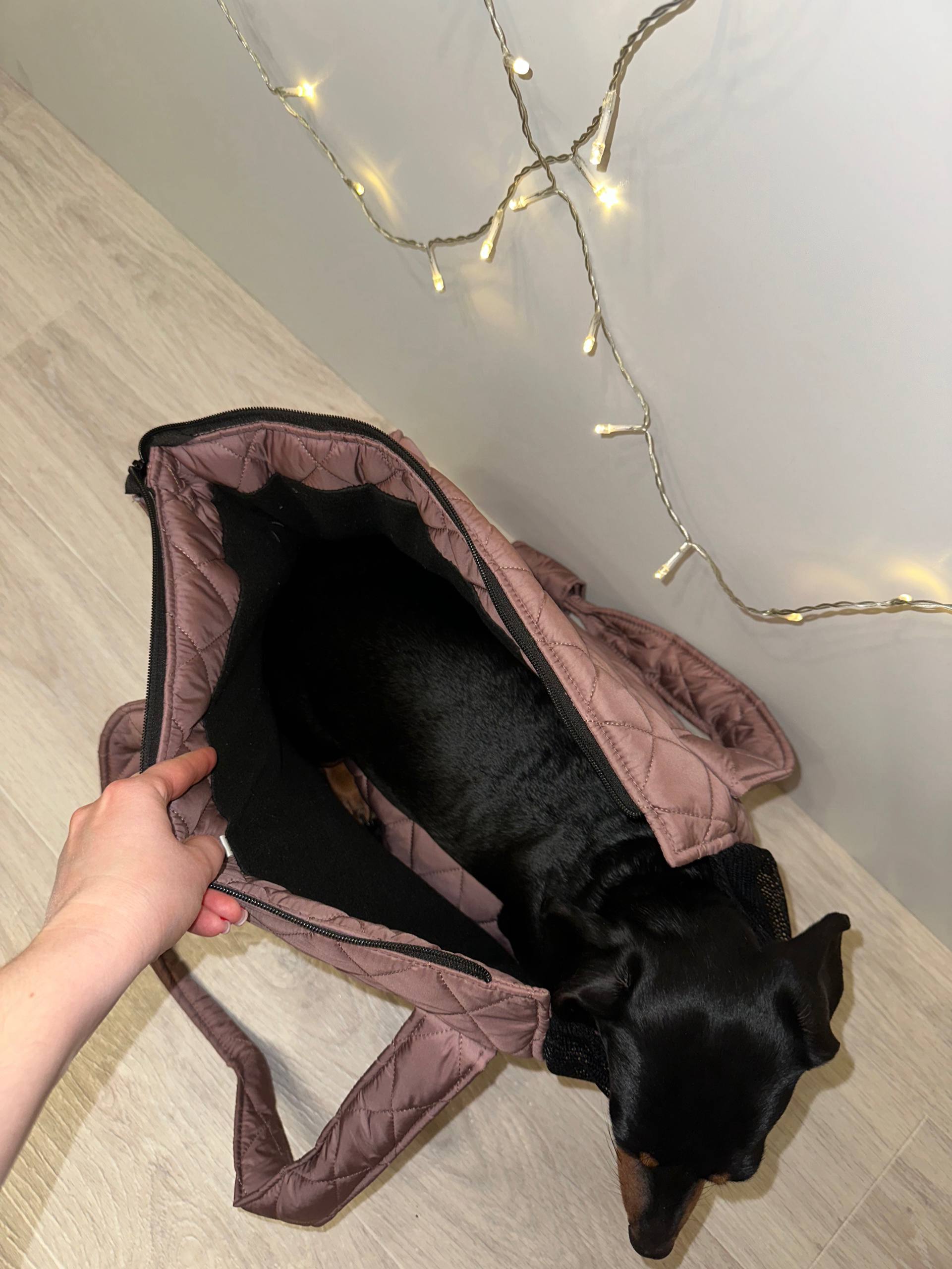 Сумка-переноска DogsBomba стеганая для собак до 5 кг, мокко Сумка-переноска DogsBomba стеганая для собак до 5 кг, мокко